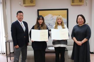 海外留学に参加した学生へ奨学金を授与しました｜高千穂大学