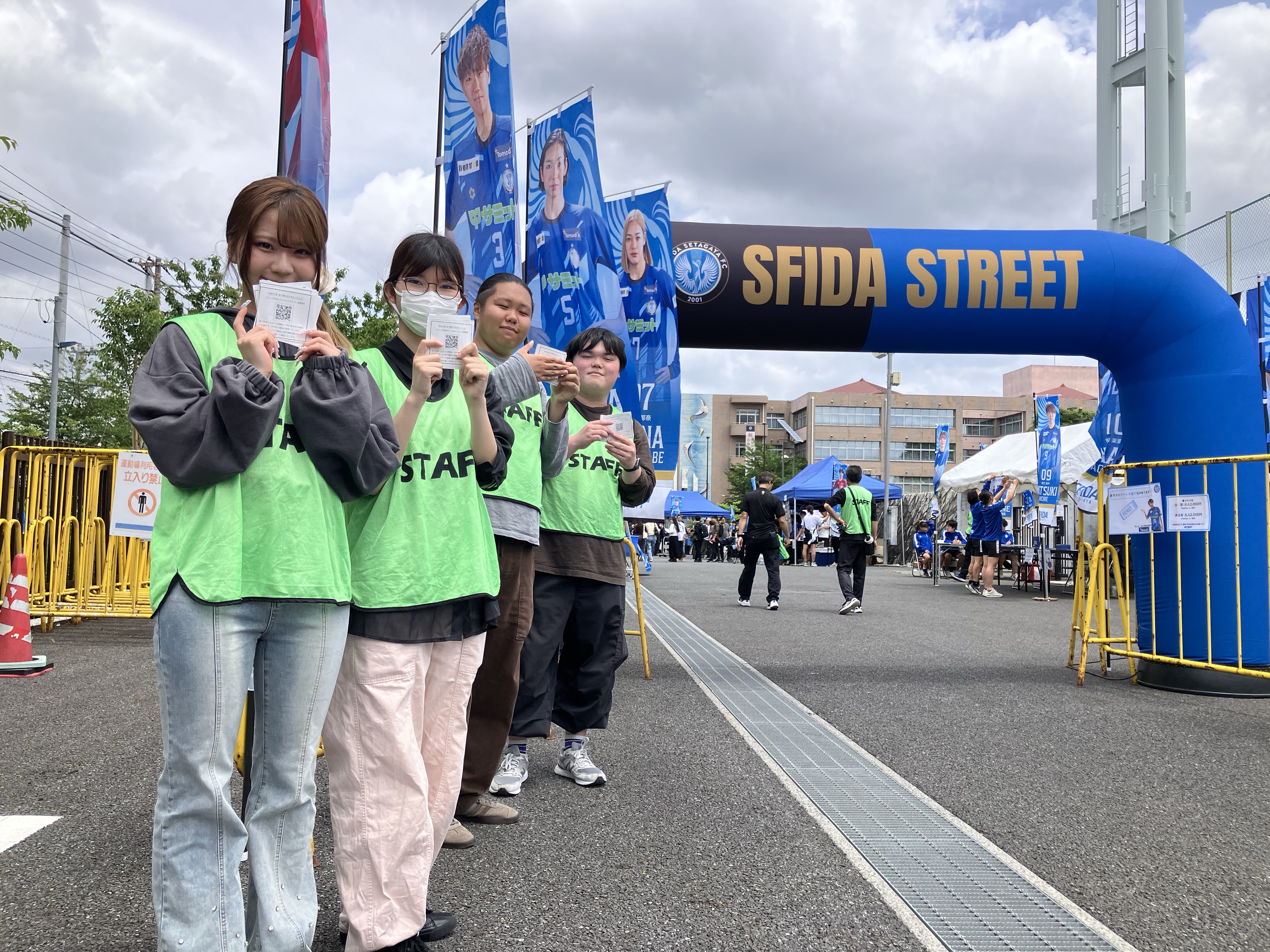 商学部永井ゼミがサミット株式会社、スフィーダ世田谷FCとの産学連携活動で、活動報告・新規マーケティング提案を実施しました。
