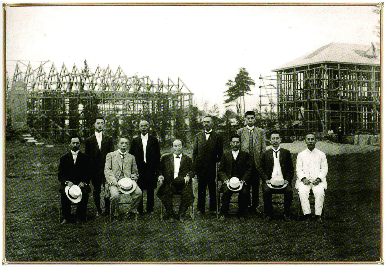 　1914年（大正3年）高千穂高等商業学校の棟上式（前列左から3番目が渋沢栄一翁、右から3番目が創設者の川田鐵彌先生）